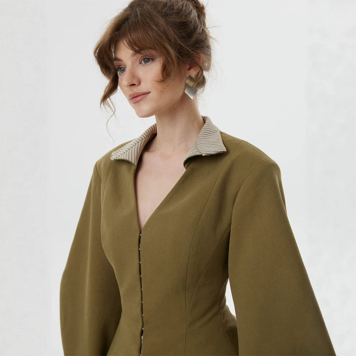 Damen taillierte Jacke mit Stehkragen, Cut-Out und Ballonärmeln Echoarchiv