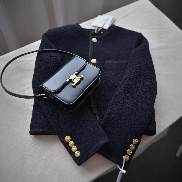 Damen Modische Boucléjacke mit goldenen Knöpfen Echoarchiv
