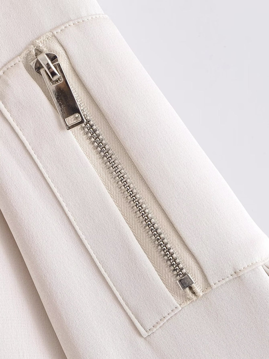 Damen Kurze Bomberjacke im Boxy‑Cropped‑Schnitt mit Reißverschluss und Ärmeltasche Echoarchiv