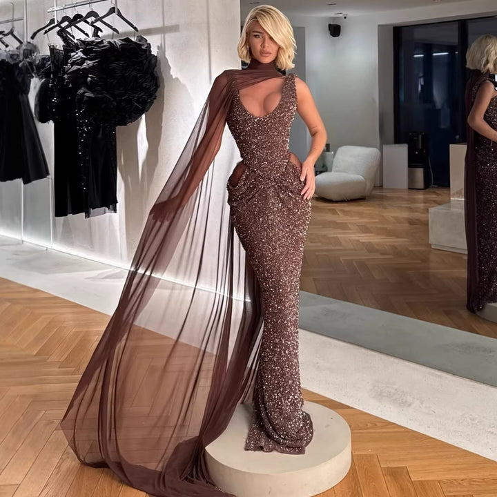 Damen Glamouröses Abendkleid mit funkelnden Pailletten und dramatischem Chiffonüberwurf Echo Archiv