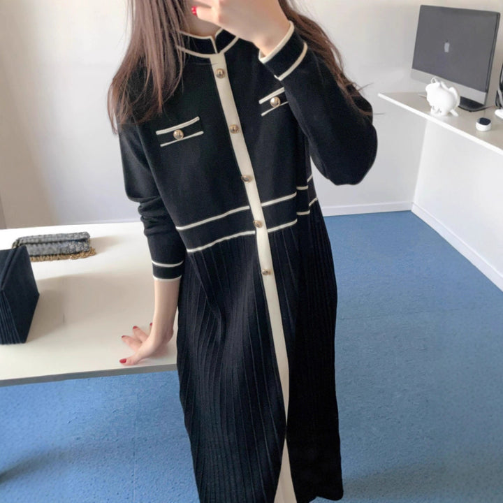 Damen Elegantes Longstrickkleid mit Kontrastpaspel, dekorativer Knopfleiste und plissiertem Rock – Valéora