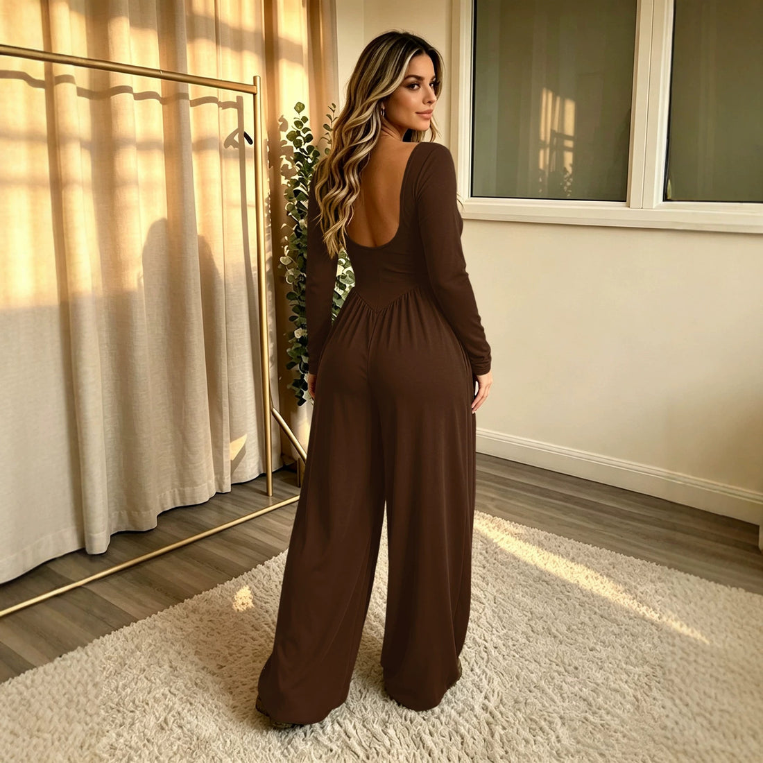 Damen Langer Jumpsuit mit weitem Bein, tiefem Rundhals und Eingrifftaschen Echoarchiv