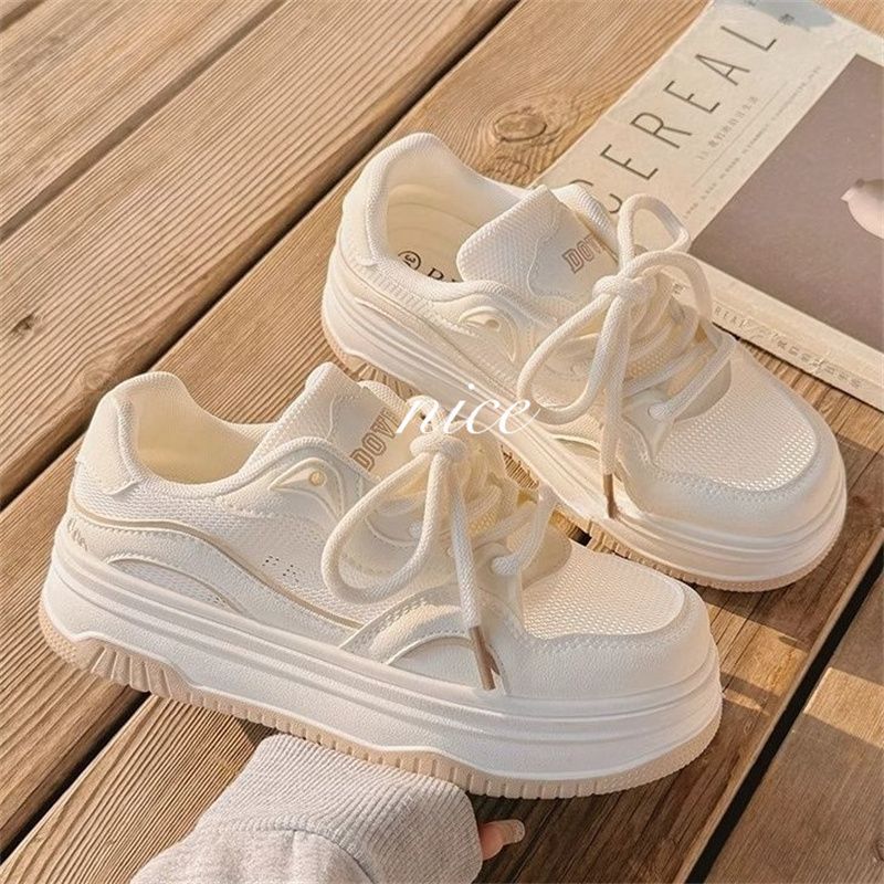 Damen Minimalistische Platform-Sneaker mit gepolstertem Komfortkragen und profilierter Wedgesohle – Névara
