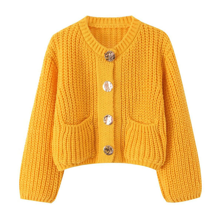 Damen Grobgestrickte Kurzstrickjacke mit großen Zierknöpfen und aufgesetzten Taschen Echo Archiv