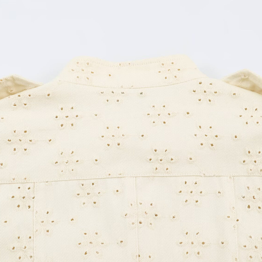 Damen Kurzjacke aus Broderie-Anglaise mit Stehkragen und aufgesetzten Taschen Echoarchiv