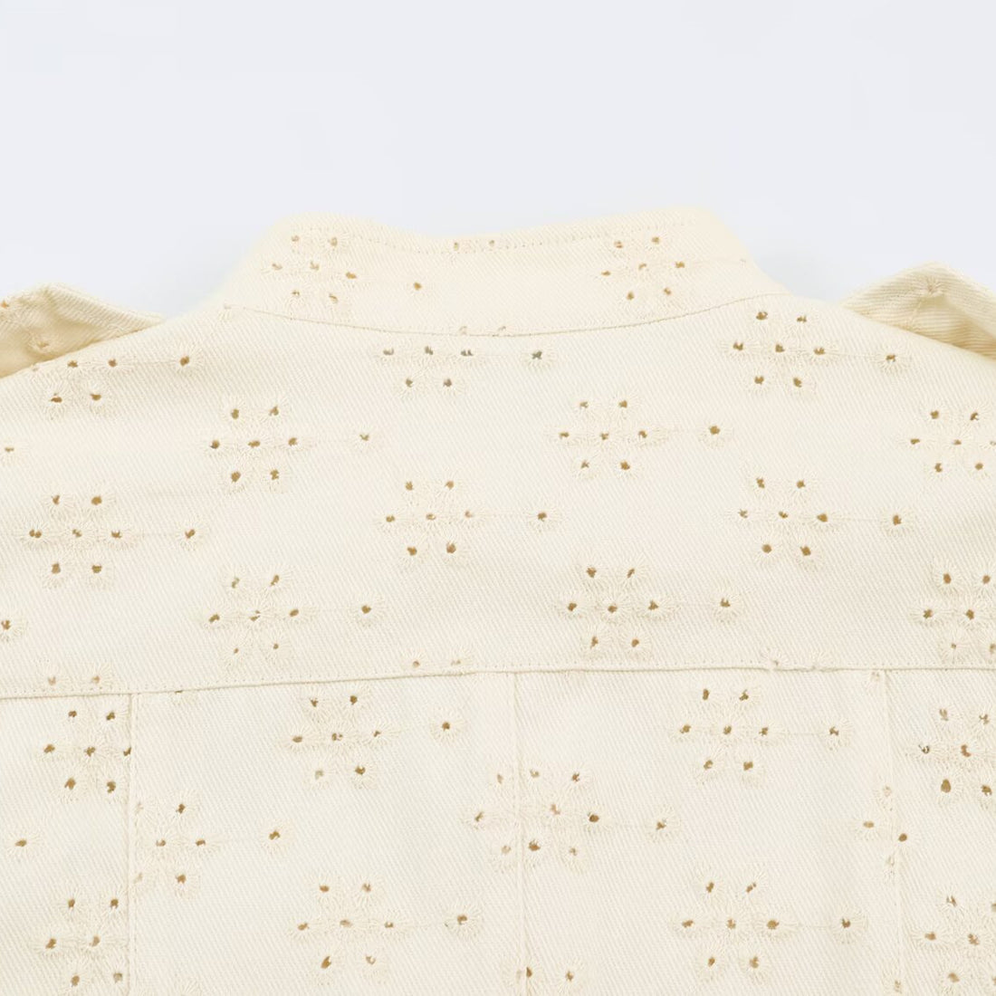 Damen Kurzjacke aus Broderie-Anglaise mit Stehkragen und aufgesetzten Taschen Echoarchiv