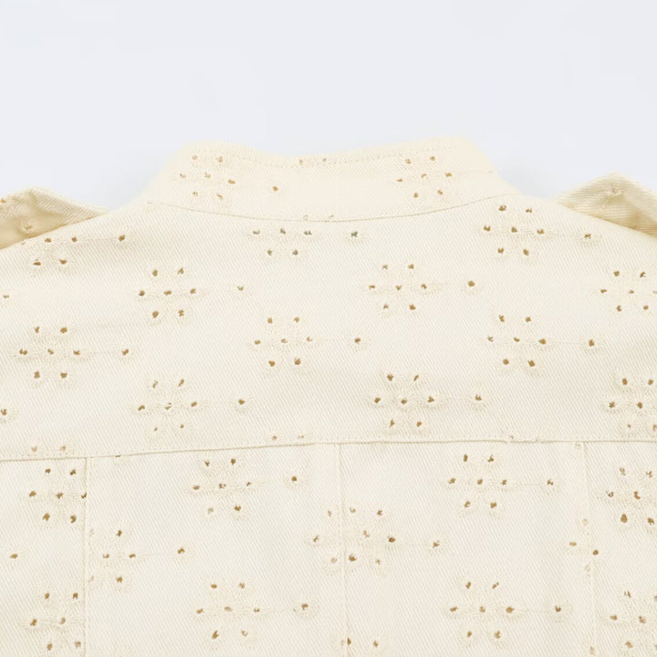 Damen Kurzjacke aus Broderie-Anglaise mit Stehkragen und aufgesetzten Taschen Echoarchiv
