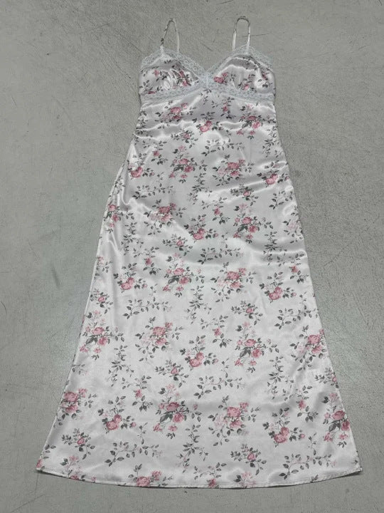 Damen Nachtkleid mit zarten Spitzenakzenten und floralem Design Echo Archiv