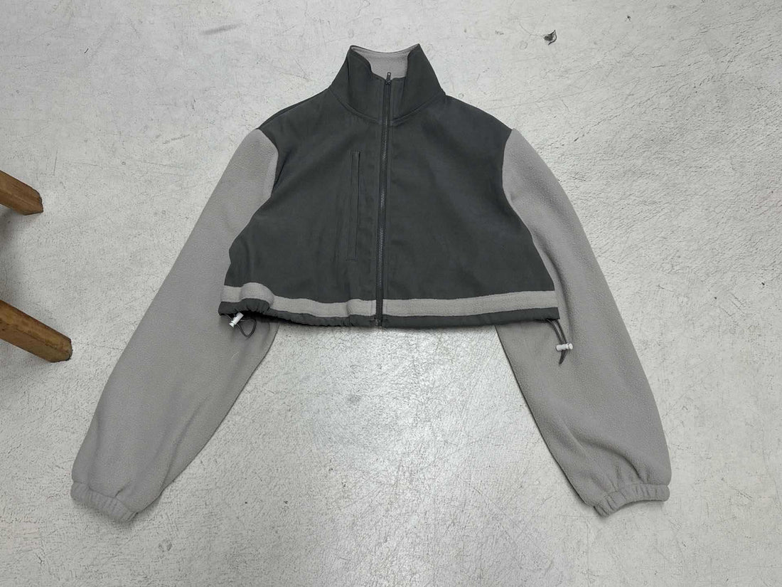 Damen kurzes Fleece-Zipjacke mit Stehkragen, Tunnelzugsaum und Brusttasche – Auréline