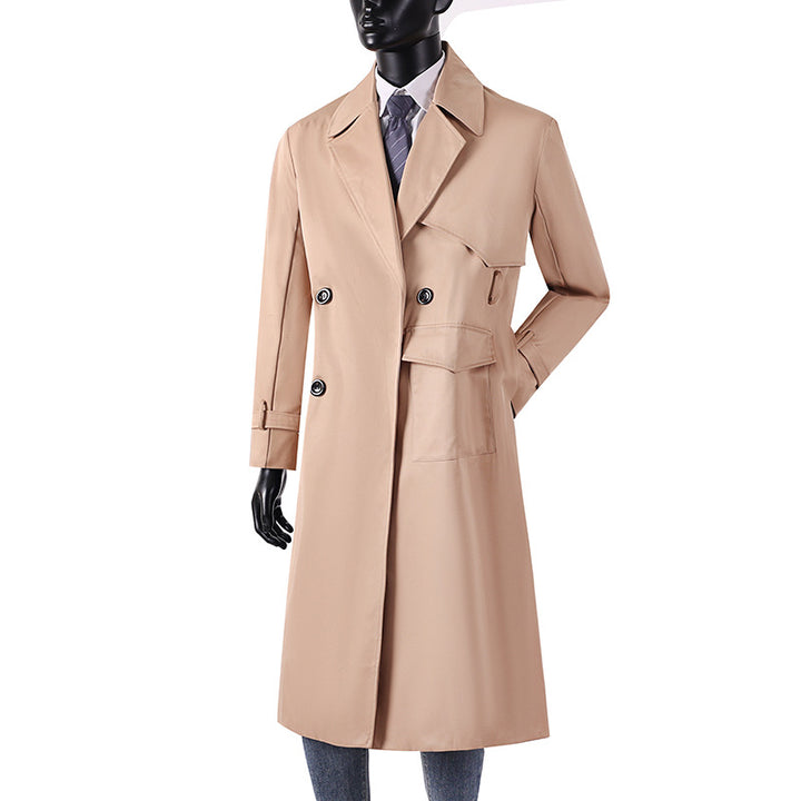 Herren Langmantel im Trenchcoat-Stil mit Sturmklappe, asymmetrischen Taschen und klassischem Revers Echoarchiv