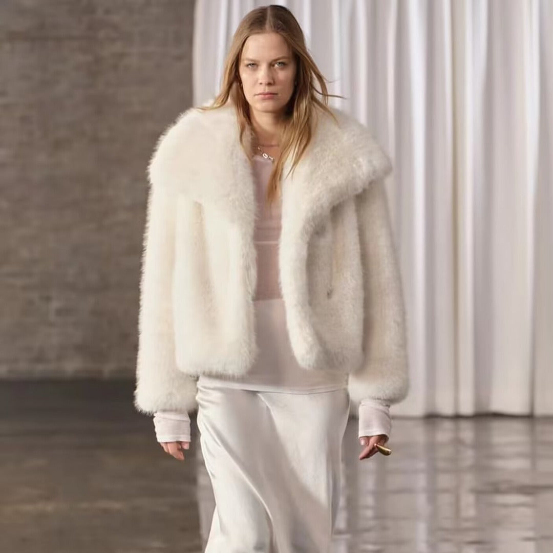 Damen luxuriöse kurzfell Kunstfelljacke mit weitem Schalkragen, kastiger Cropped-Silhouette und wärmender Fütterung – Célinea