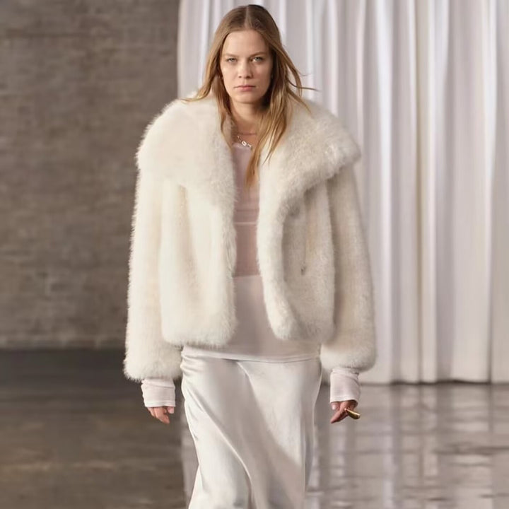 Damen luxuriöse kurzfell Kunstfelljacke mit weitem Schalkragen, kastiger Cropped-Silhouette und wärmender Fütterung – Célinea