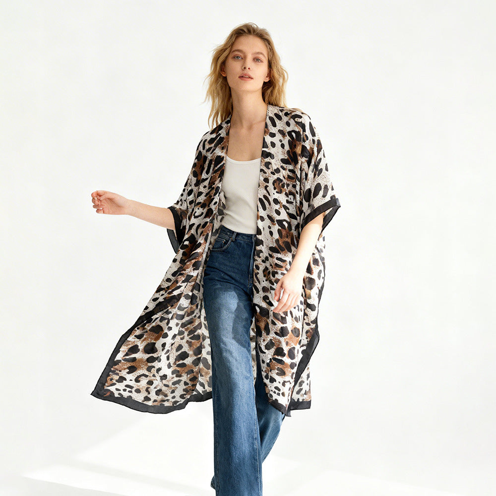 Damen Viskoseleichter Kimono-Überwurf im Oversize-Schnitt mit Leopardenjacquard – Célinea