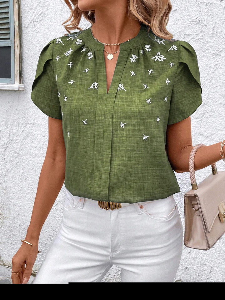 Damen Kurzbluse aus Leinenoptik mit Stehkragen, Zierfalte und floraler Stickerei – Élovi