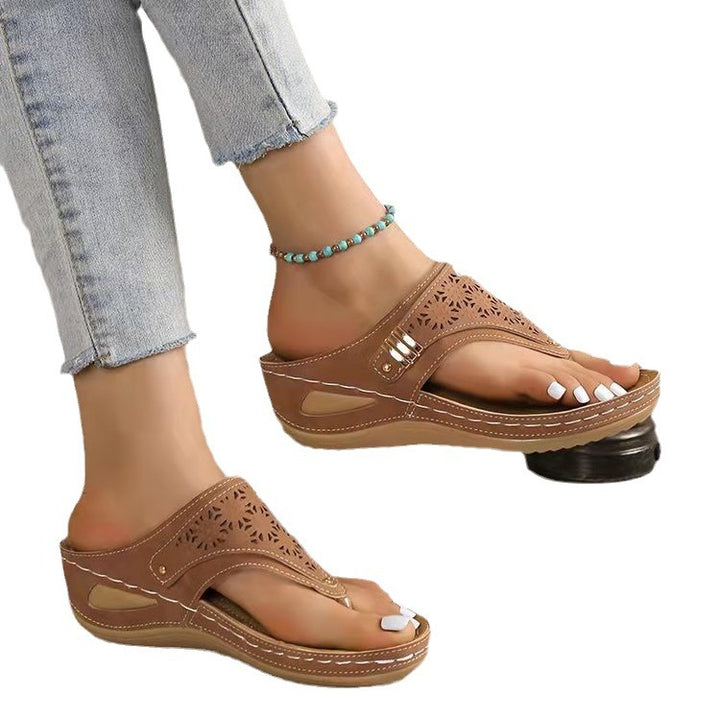 Damen Keil-Sandalen mit ergonomischer Fußbettung und verstellbarem Zehensteg – Sorelia