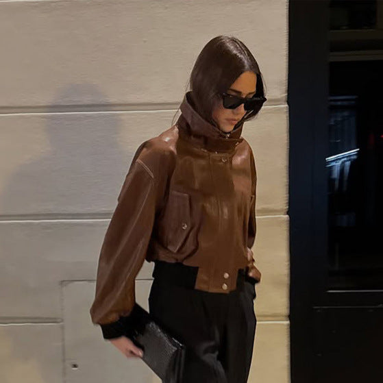 Damen Kurz geschnittener Lederblouson mit hohem Stehkragen und Ballonärmeln Echoarchiv