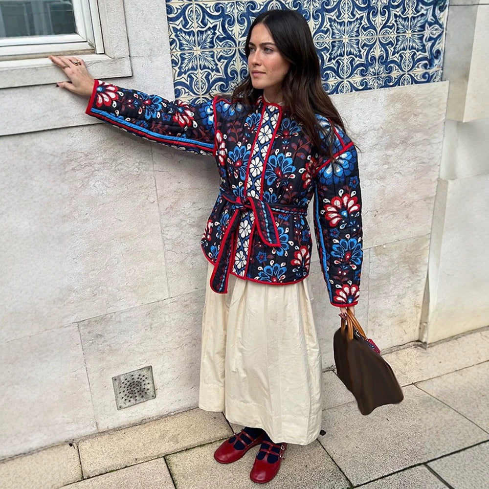 Damen Taillierte gestepptte Jacquard‑Baumwolljacke mit folklorem Blumenmuster & Bindegürtel Echoarchiv