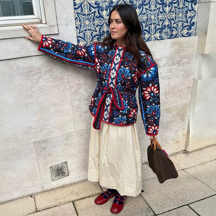 Damen Taillierte gestepptte Jacquard‑Baumwolljacke mit folklorem Blumenmuster & Bindegürtel Echoarchiv