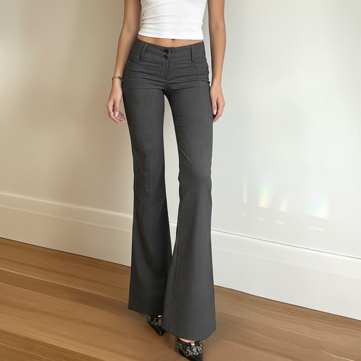Damen Hochtaillierte Stretch‑Schlaghose mit Nadelstreifen und Doppelknopf – Avélisse