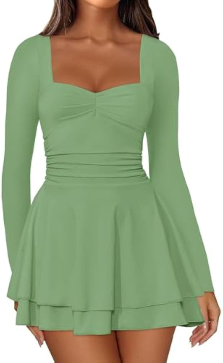 Damen Langarm-Minikleid mit quadratischem Ausschnitt, taillierter Raffung und zweilagigem Volantrock – Élara