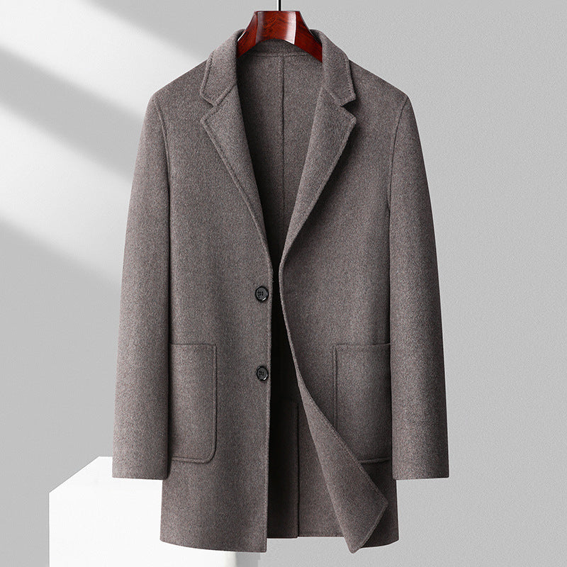 Herren eleganter Wollmantel mit tiefem Kragen und praktischen Taschen Echoarchiv