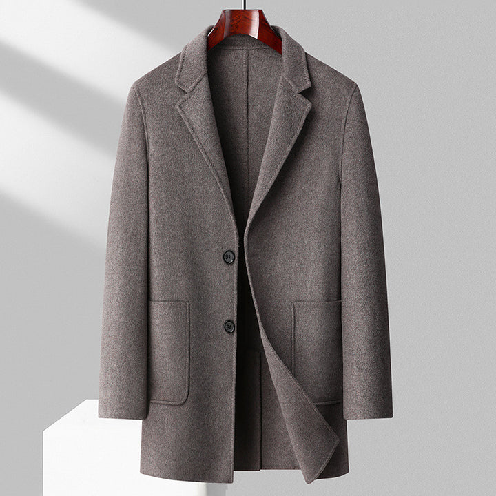 Herren eleganter Wollmantel mit tiefem Kragen und praktischen Taschen Echoarchiv