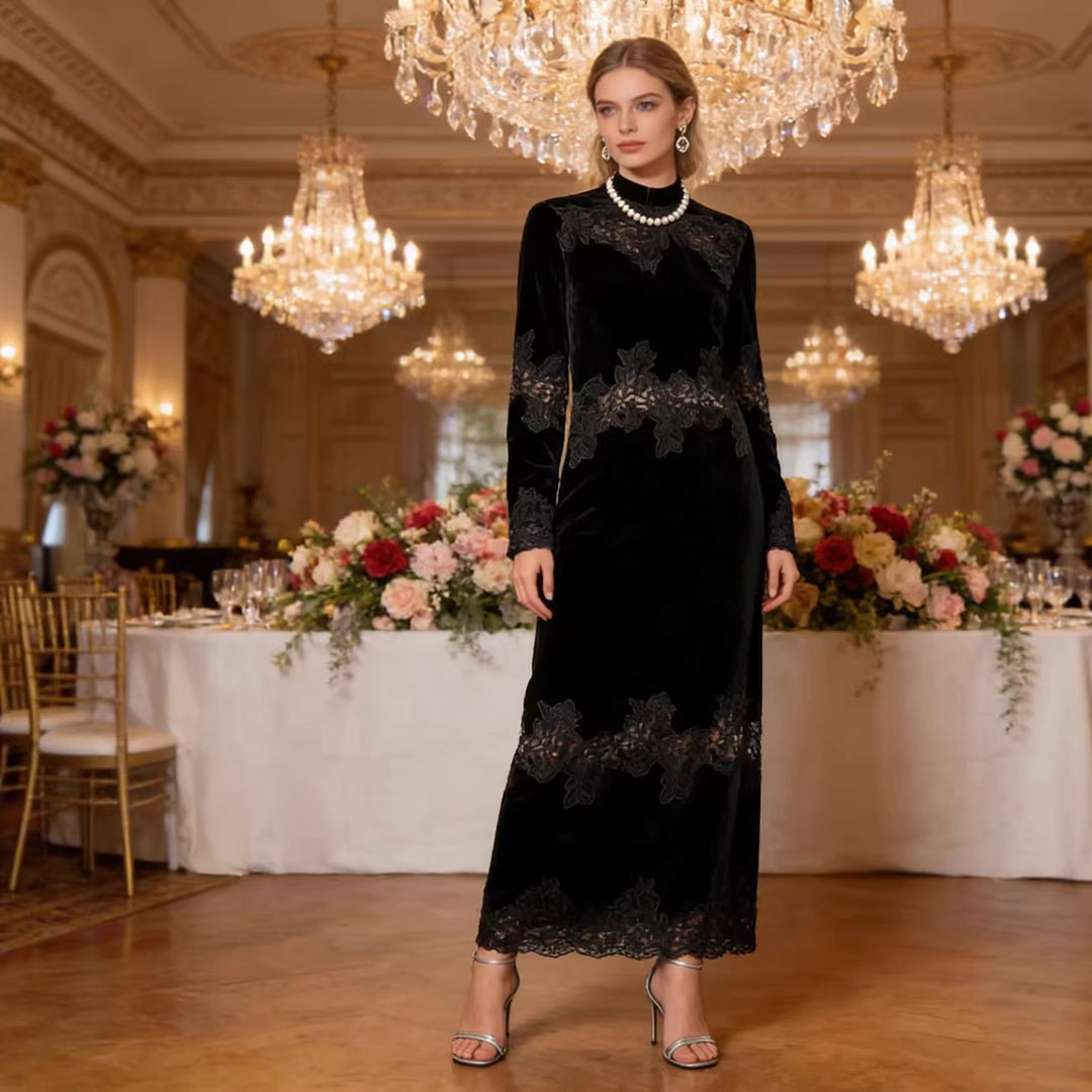 Damen Samt-Maxikleid mit Spitzenbesatz, Stehkragen und langen Ärmeln Echo Archiv