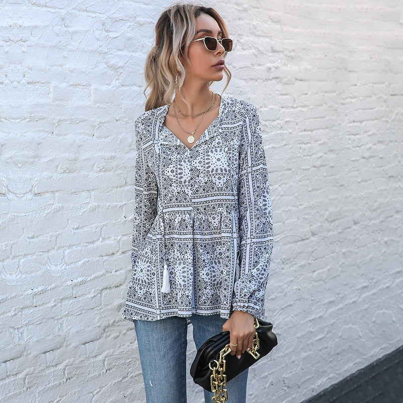 Damen V-Ausschnitt-Tunika mit Paisley-Bandana-Print, Quastenbindeband und Stufenrock – Avérine