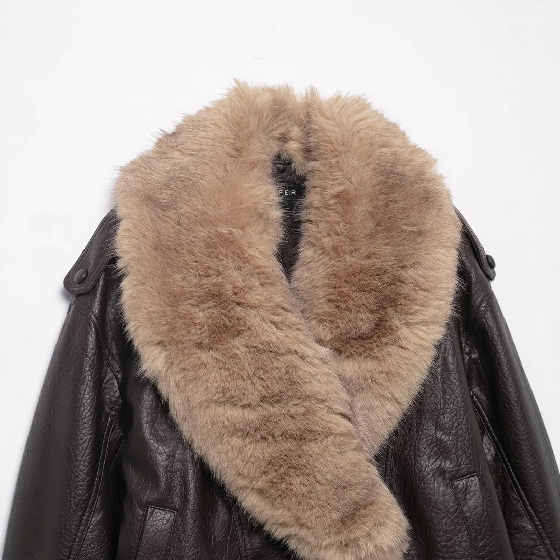 Damen Kurze Lederblousonjacke mit XXL-Fellkragen Echo Archiv