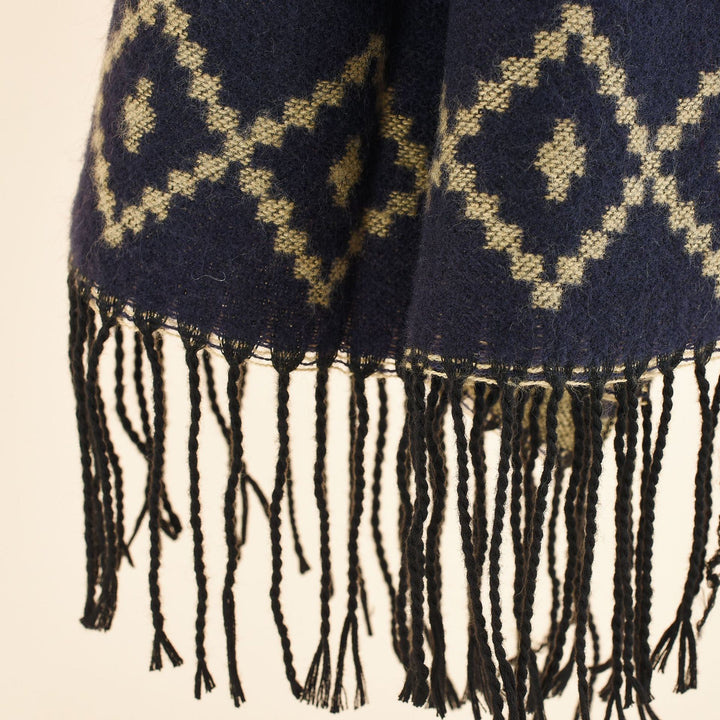 Damen Oversize-Ruana im grafischen Jacquard mit kontrastierter Innenseite und Fransensaum – Avérine
