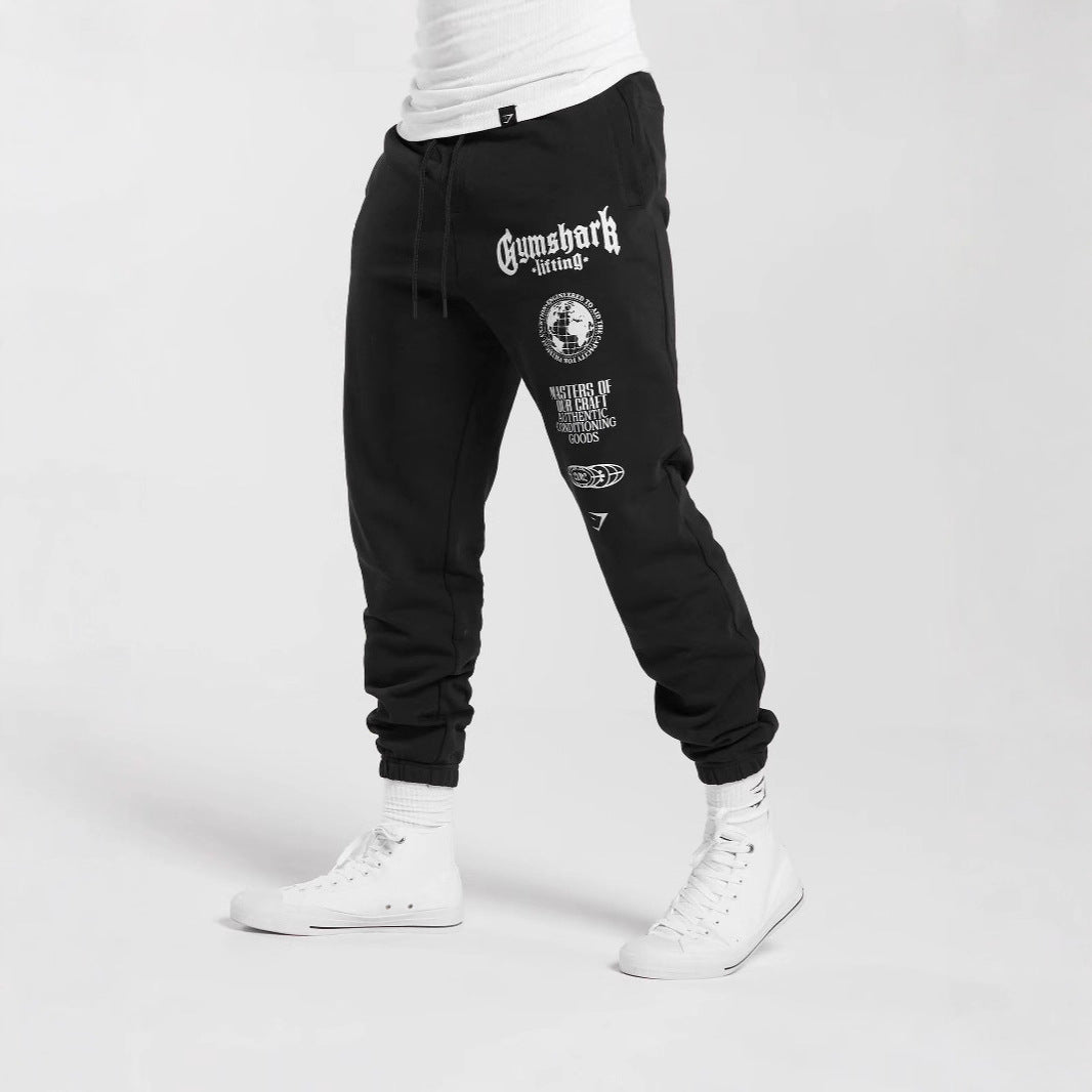 Herren nan konisch geschnittene Baumwollfleece-Sweathose mit elastischem Kordelbund gerippten Beinabschlüssen und großflächigem Logodruck Echo Archiv