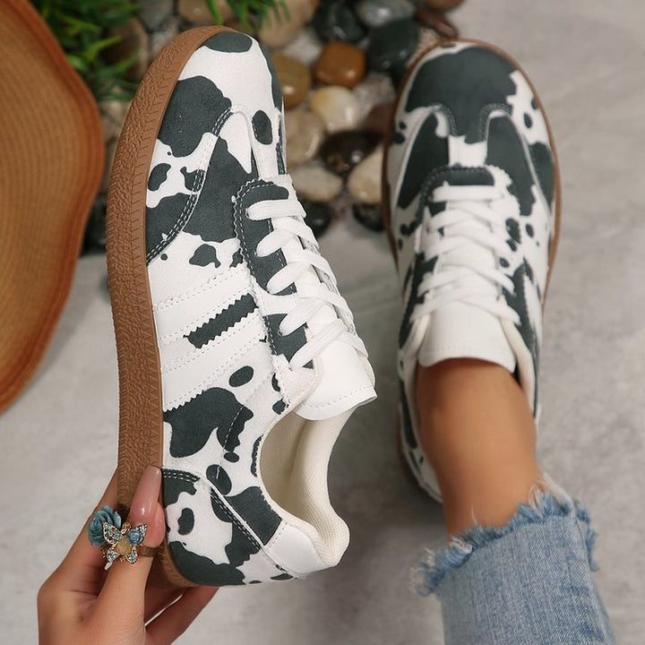 Damen Retro-Lowtop-Sneaker mit Kuhflecken-Print und gepolsterter Komfortsohle – Névara