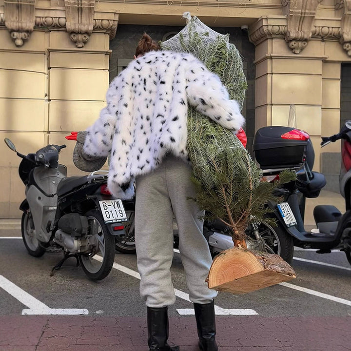 Damen Kurz geschnittener kuscheliger Kunstpelz-Blouson mit Dalmatineroptik und verdeckter Druckknopfleiste Echoarchiv