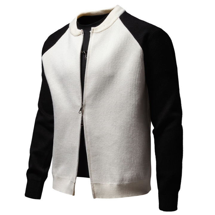 Herren modische Strickjacke mit durchgehendem Reißverschluss und kontrastierenden Ärmelstrukturen Echoarchiv
