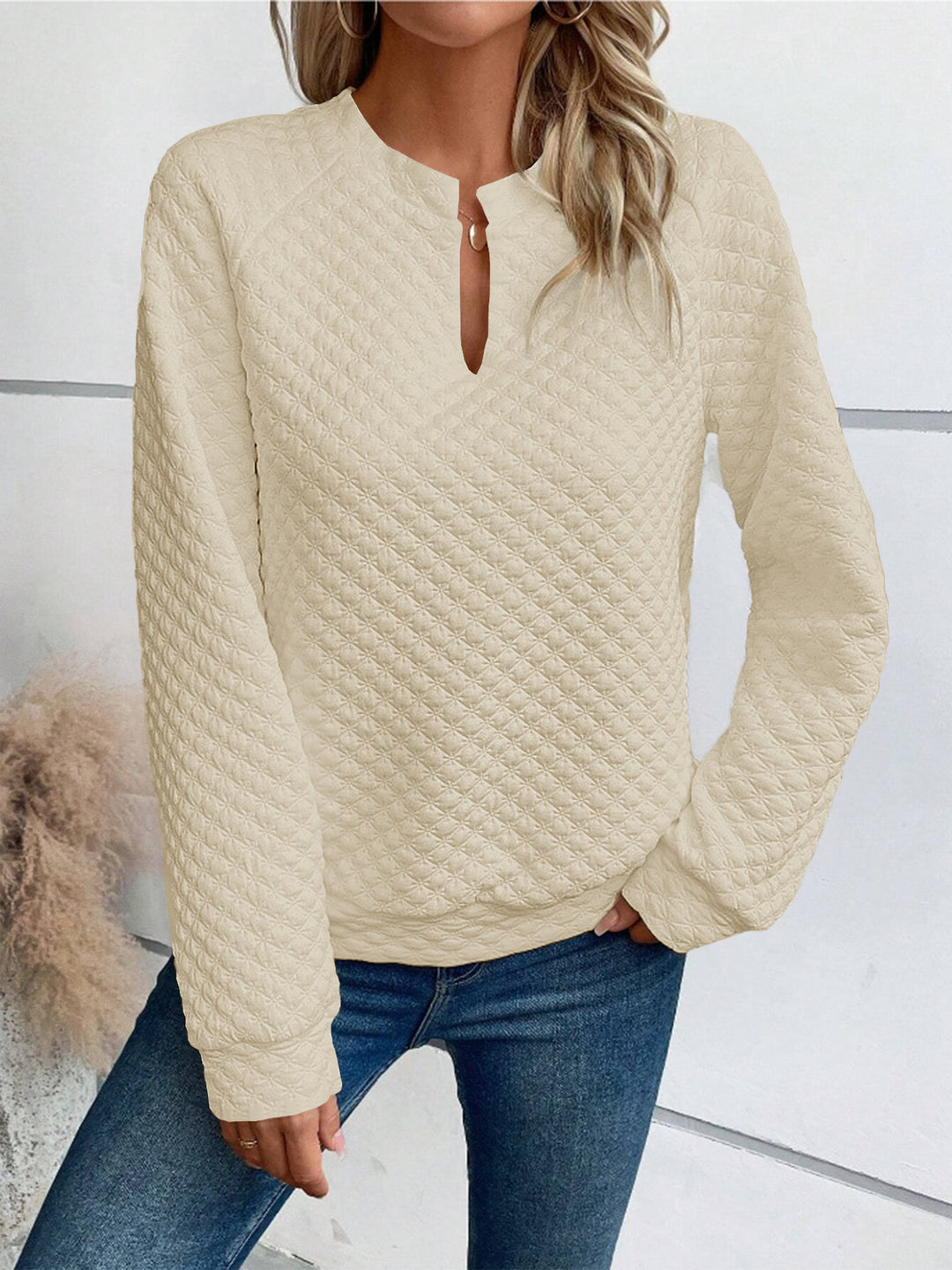 Damen Gestepptes Sweatshirt mit Schlitzkragen, Rautenstruktur und Raglanärmeln – Mavelle