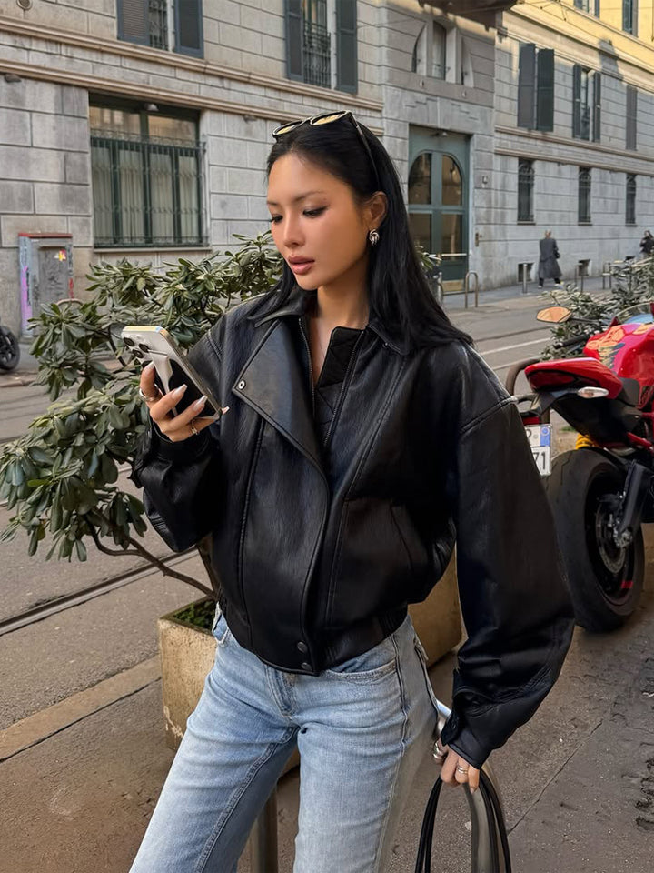 Damen Taillierter Boxy-Bomber aus softem Veganleder mit markantem Revers und Raglanärmeln Echoarchiv