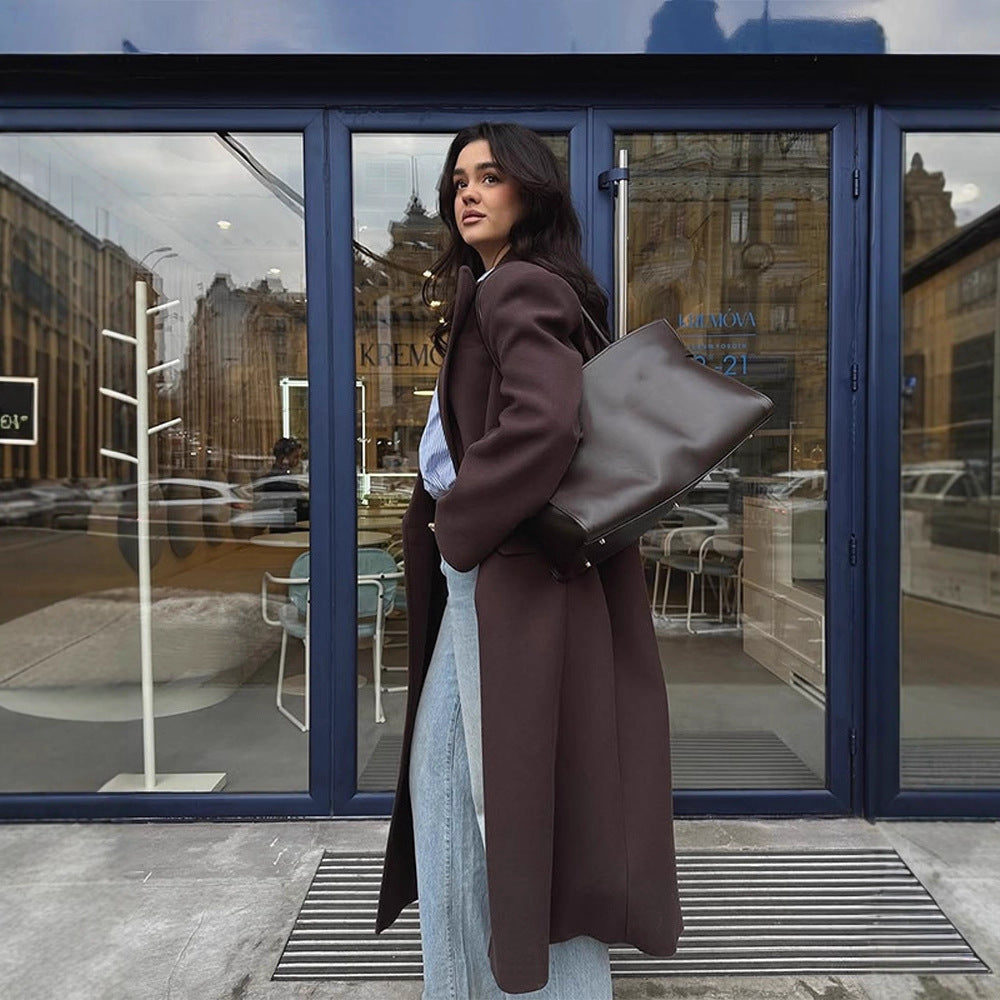 Damen Langmantel mit geradem Schnitt, kaschierendem Oversize-Revers und Eingrifftaschen Echoarchiv