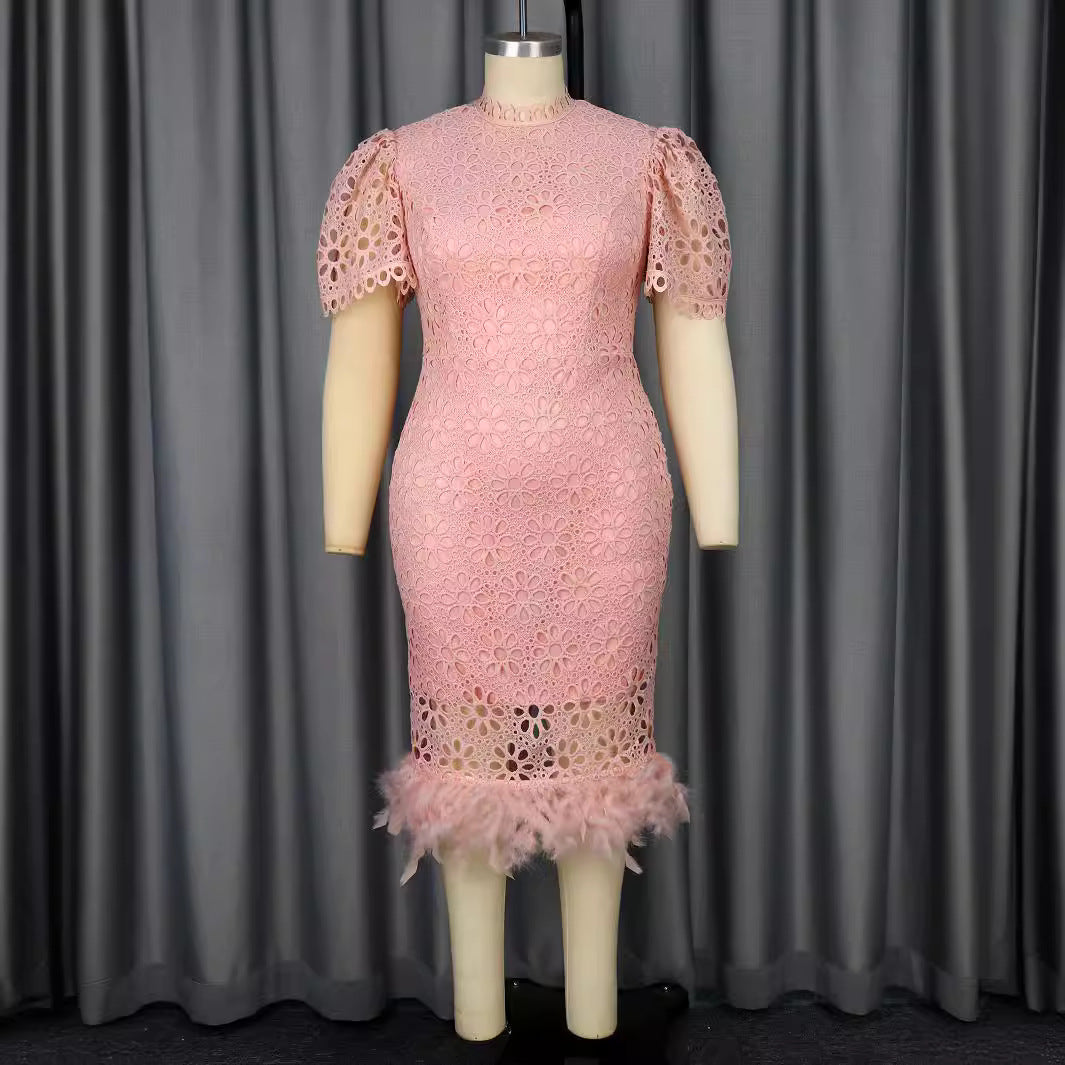 Damen Elegantes Kleid mit floralen Spitzenakzenten und Federdetails Echo Archiv