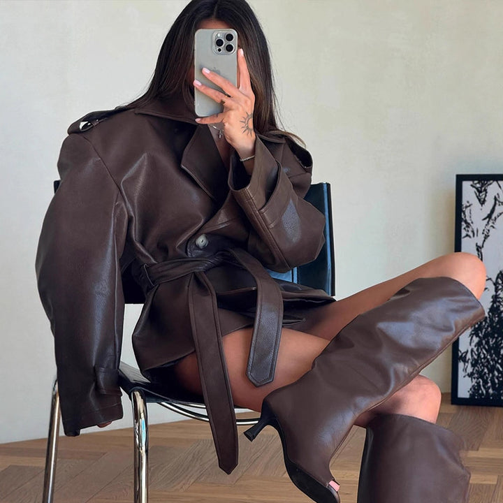 Damen Kurzjacke aus Lederimitat mit Taillengürtel und Oversize‑Schulterpartie Echoarchiv