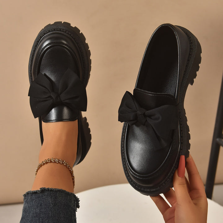 Damen Lack-Loafer mit markanter Profilsohle und Zierschleife Echoarchiv