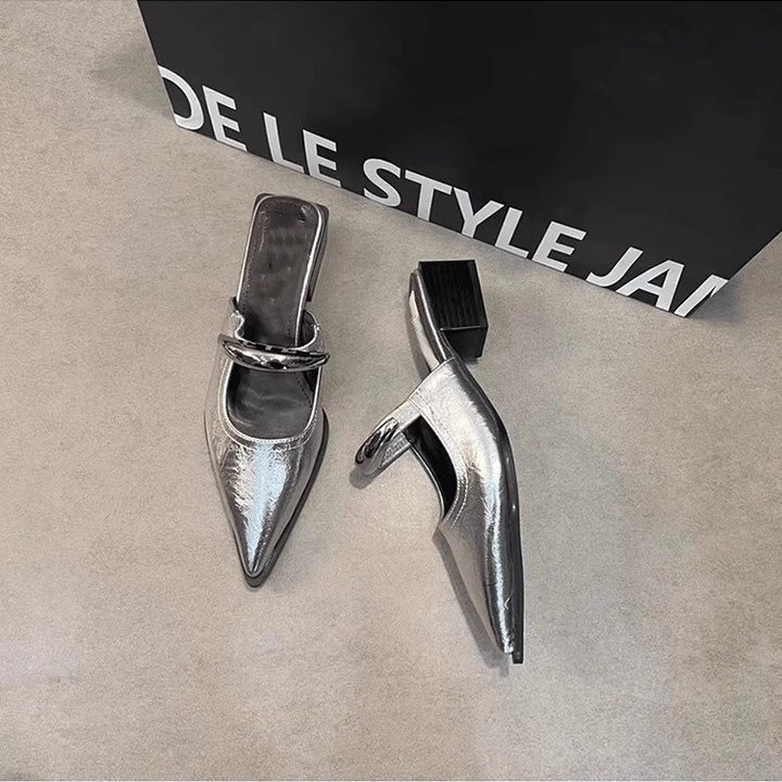 Damen Spitz zulaufende Mule-Pumps mit sculpted Blockabsatz und dekorativer Gliederkette – Lioré