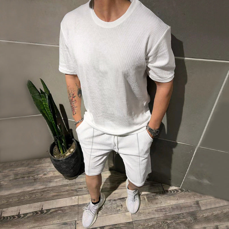 Herren lässiges Freizeitsport-Outfit mit strukturiertem Oberteil und Shorts Echoarchiv