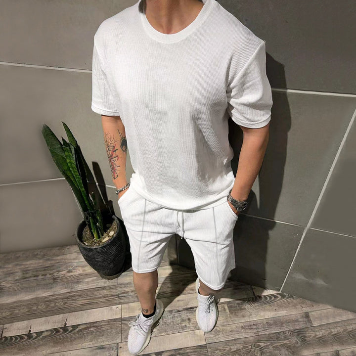 Herren lässiges Freizeitsport-Outfit mit strukturiertem Oberteil und Shorts Echoarchiv