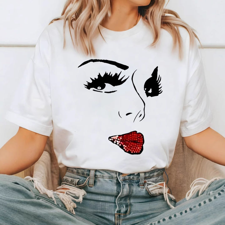 Damen T-Shirt mit kreativem Grafikdruck und luxuriösen Paillettenakzenten Echo Archiv