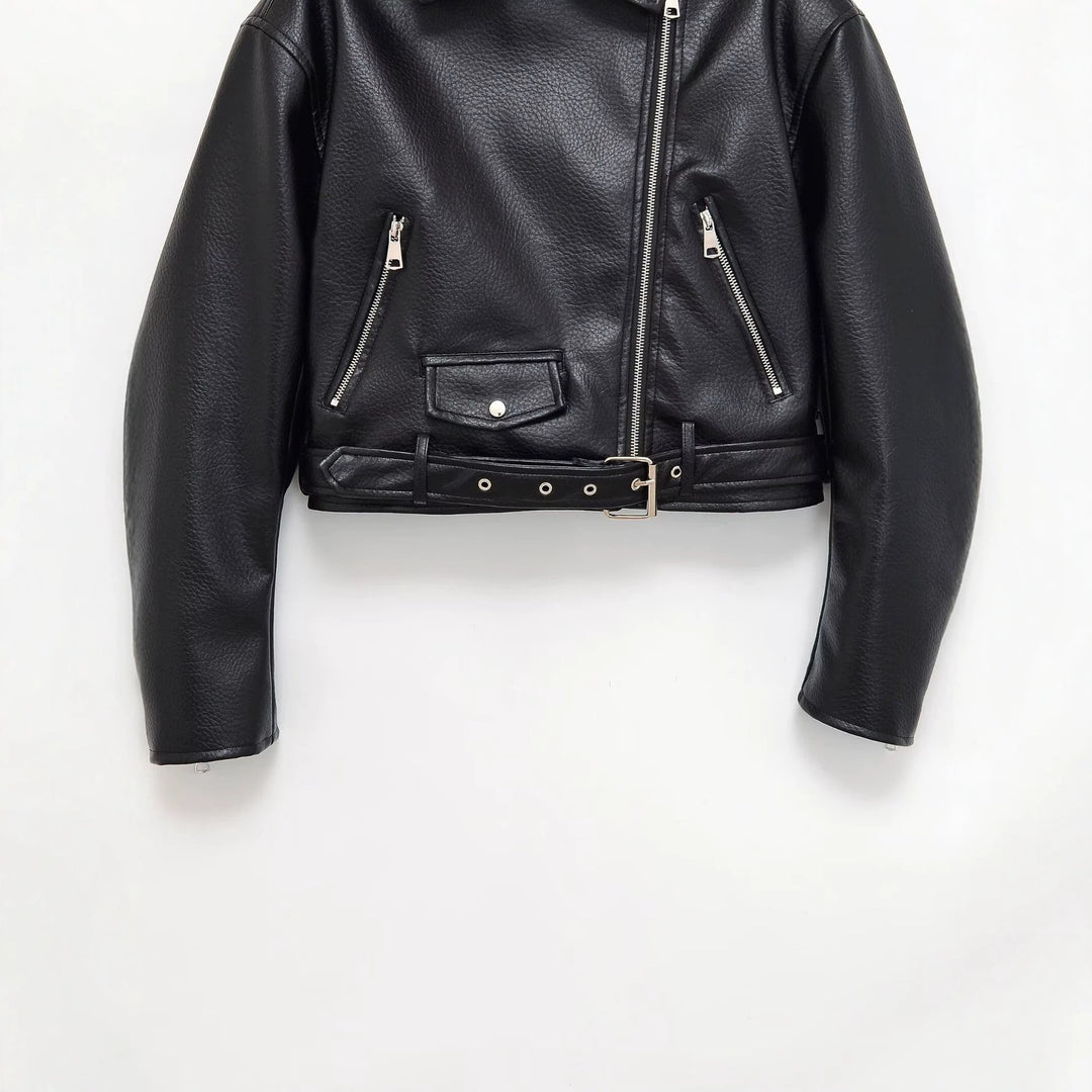 Damen Bikerjacke aus veganem Lederimitat mit asymmetrischem Reißverschluss und Taillengürtel Echoarchiv