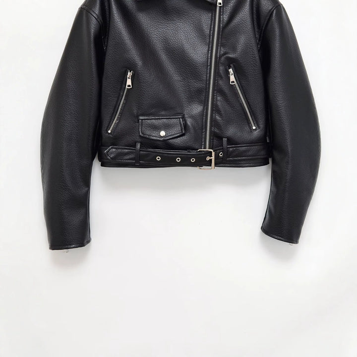 Damen Bikerjacke aus veganem Lederimitat mit asymmetrischem Reißverschluss und Taillengürtel Echoarchiv