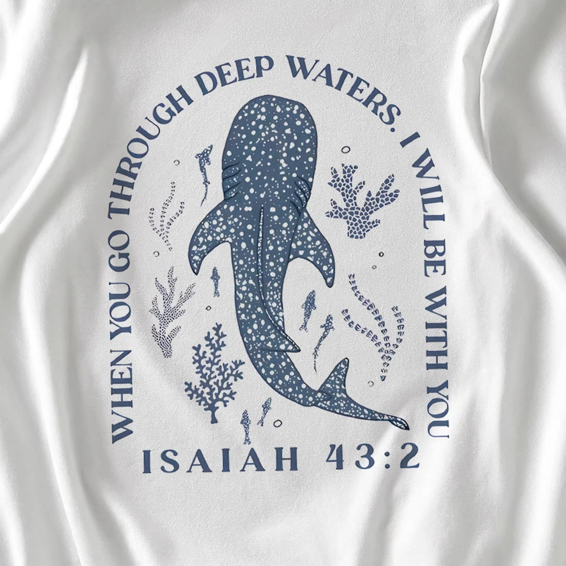 Damen T-Shirt mit kreativem Wahlspruch und kunstvollem Hai-Motiv – Orélia