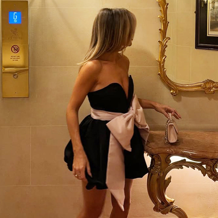 Damen festliches Abendkleid mit voluminösem Rock und tailliertem Oberteil Echo Archiv