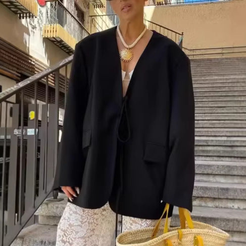 Damen nan kastenförmiger Blazer mit tiefem V-Ausschnitt, Bindebandverschluss und Pattentaschen Echo Archiv