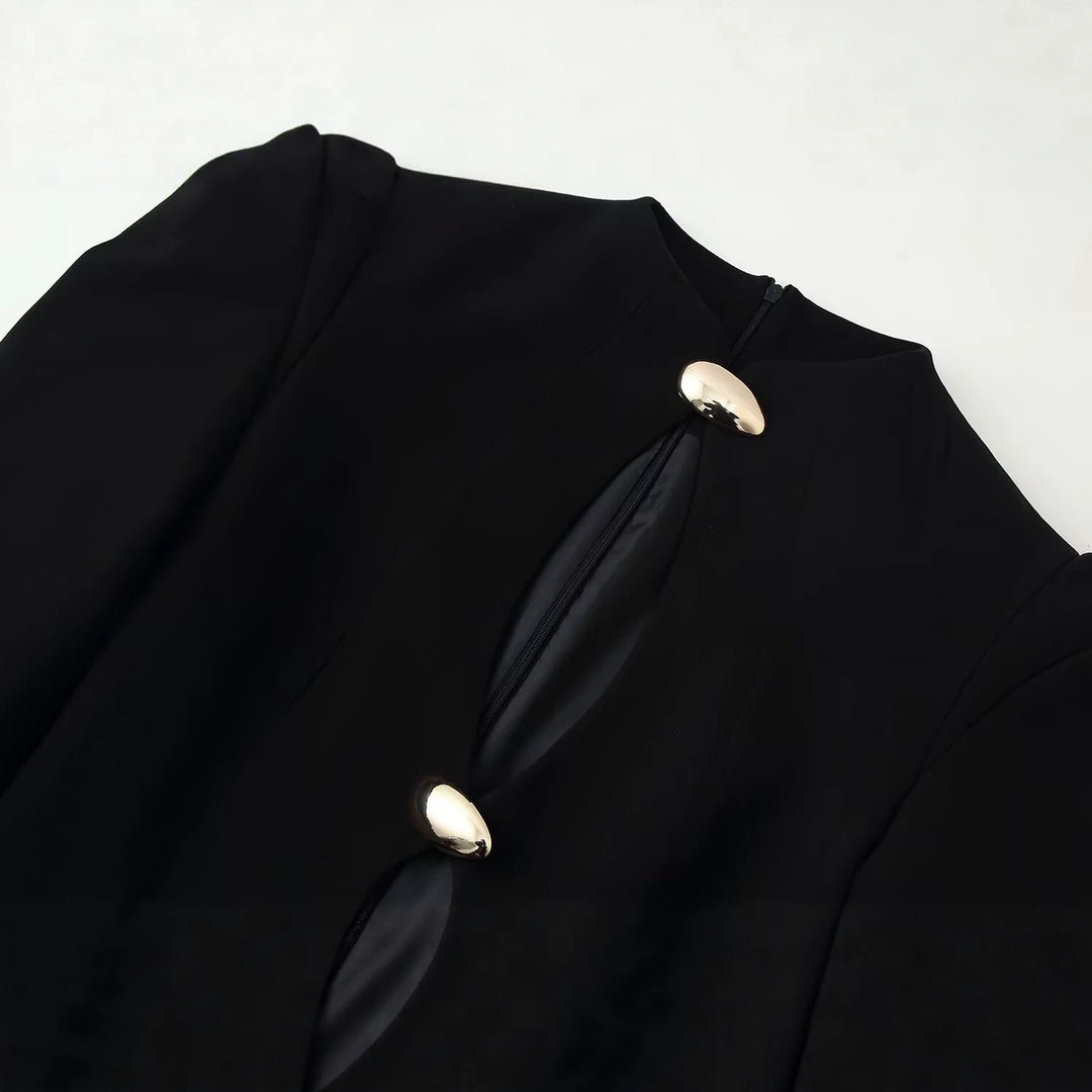 Damen Kurzes Etuikleid mit Cut-Out, betonter Schulterpartie und Zierknöpfen Echo Archiv